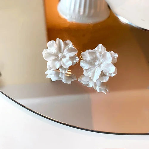 Exaggerated White Flower Drop Earrings Elegant Imitation Pearl Dangle