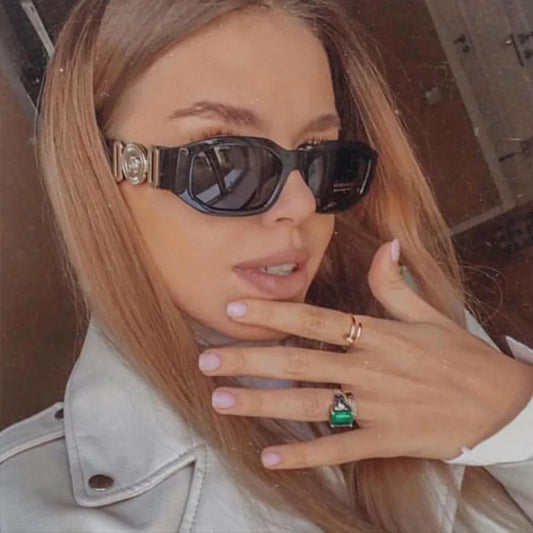 A Pair of PC Men and Women with the New High-value Retro Sunglasses