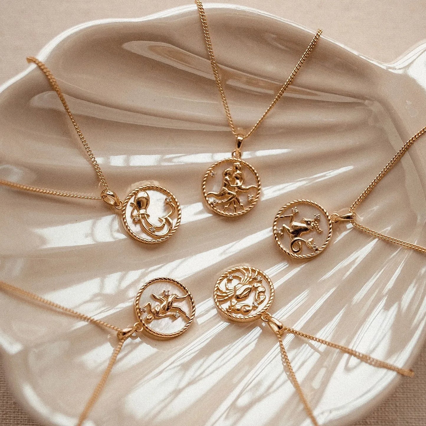 Fashion Vintage Zodiac Natural Shells Necklace Gold Plated 12 Constellation Round Pendant Necklace Exquisite Women Jewelry Gifts